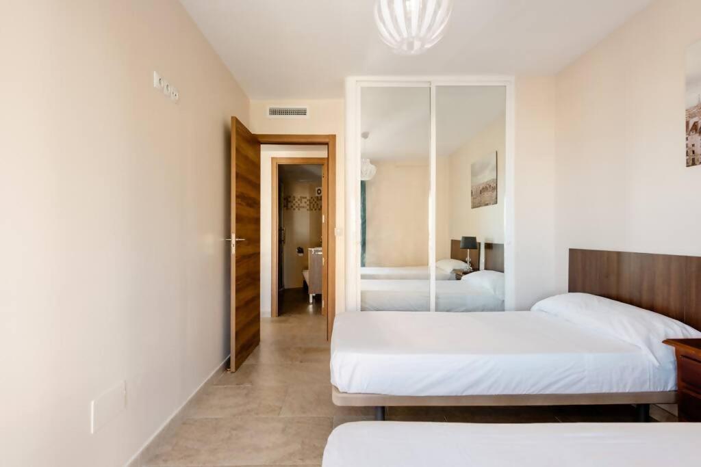Amplio Con Vistas Al Mar Y Piscina En Apartamento *
