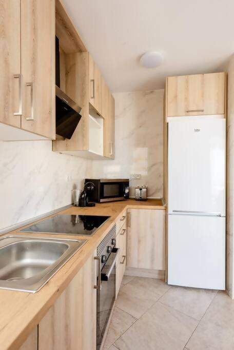 Apartamento Amplio Con Vistas Al Mar Y Piscina En Benalmádena